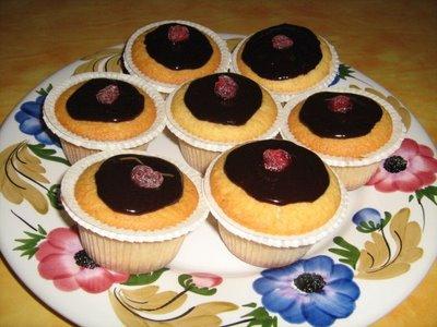 Muffins al pompelmo con glassa al cioccolato.