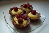 CROSTATINE AL CACAO CON CREMA E LAMPONI CROSTATINE AL CACAO CON CREMA E LAMPONI