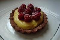 CROSTATINE AL CACAO CON CREMA E LAMPONI CROSTATINE AL CACAO CON CREMA E LAMPONI