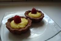 CROSTATINE AL CACAO CON CREMA E LAMPONI CROSTATINE AL CACAO CON CREMA E LAMPONI