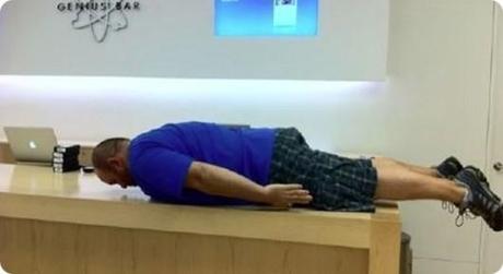 Un dipendente Apple perde il posto di lavoro facendo Planking in negozio