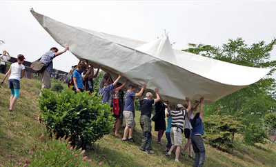 FOTO DEL GIORNO 14 GIUGNO 2011 : LA BARCA DI CARTA 9 METRI CHE NAVIGA