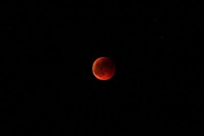 luna rossa nel cielo della Valdegola