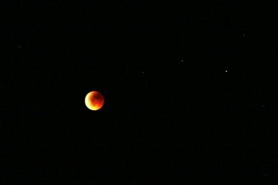 luna rossa nel cielo della Valdegola