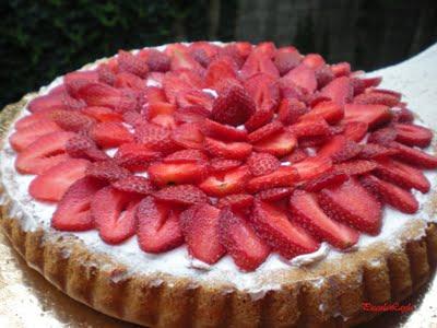 Torta Panna e Fragole con colata di cioccolato Fondente