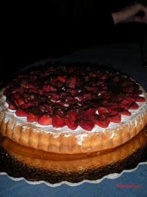 Torta Panna e Fragole con colata di cioccolato Fondente