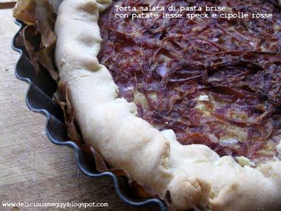 Torta salata di pasta brisè con patate lesse, speck e cipolle rosse agrodolci