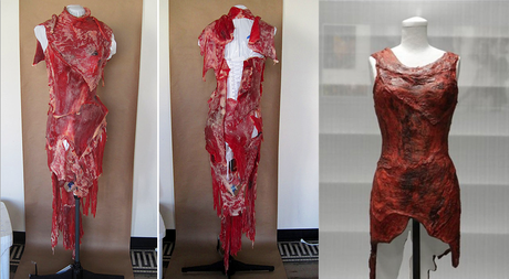 Meat Dress esposto alla Rock and Roll Hall of Fame.