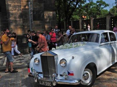 Foto dal matrimonio di Alena Seredova e Gianluigi Buffon a Praga: sposa cambia chiesa