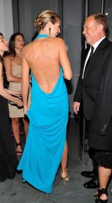 SCOLLATURA VERTIGINOSA PER HEIDI KLUM SCOLLATURA VERTIGINOSA PER HEIDI KLUM