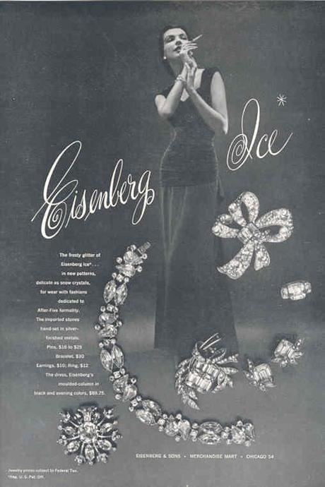 Una serie di gioielli Eisenberg Ice abbinati ad un abito degli anni '30