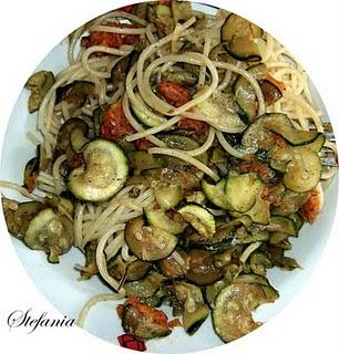 Spaghetti con zucchine, carote e scaglie di pecorino romano Spaghetti con zucchine, carote e scaglie di pecorino romano