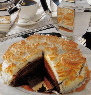 Plum cake di albicocche in crosta ambrata.