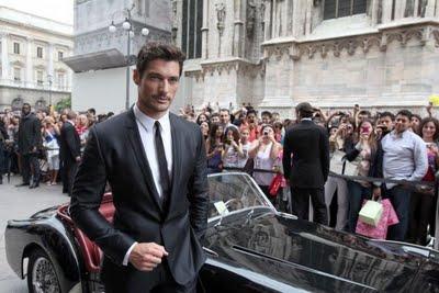 David Gandy firma autografi a Milano: La Rinascente fa il pienone di gente (foto e video)