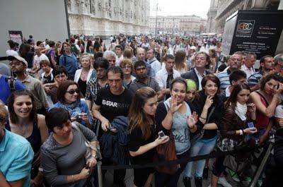 David Gandy firma autografi a Milano: La Rinascente fa il pienone di gente (foto e video)