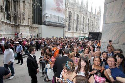 David Gandy firma autografi a Milano: La Rinascente fa il pienone di gente (foto e video)