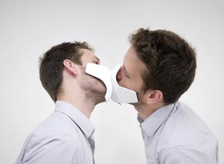 Doppelgänger: la maschera che definisce i limiti del bacio alla francese