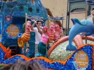 Come farsi del male fisicamente sul Cyclone a Coney Island (e alla Mermaid Parade)