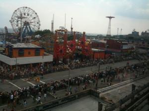 Come farsi del male fisicamente sul Cyclone a Coney Island (e alla Mermaid Parade)