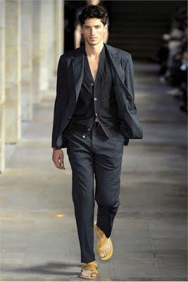 A Parigi sfila l'uomo per la P/E 2012 A Parigi sfila l'uomo per la P/E 2012