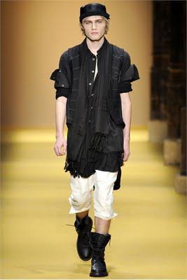 A Parigi sfila l'uomo per la P/E 2012 A Parigi sfila l'uomo per la P/E 2012