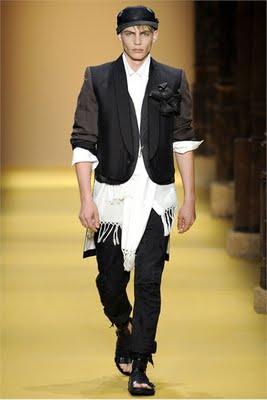 A Parigi sfila l'uomo per la P/E 2012 A Parigi sfila l'uomo per la P/E 2012