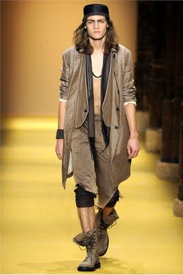 A Parigi sfila l'uomo per la P/E 2012 A Parigi sfila l'uomo per la P/E 2012