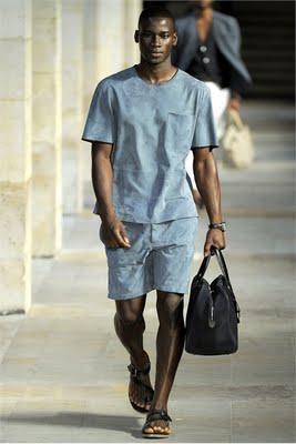 A Parigi sfila l'uomo per la P/E 2012 A Parigi sfila l'uomo per la P/E 2012