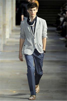 A Parigi sfila l'uomo per la P/E 2012 A Parigi sfila l'uomo per la P/E 2012