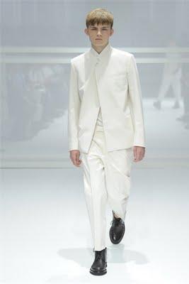 A Parigi sfila l'uomo per la P/E 2012 A Parigi sfila l'uomo per la P/E 2012