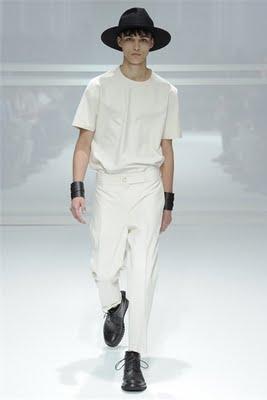 A Parigi sfila l'uomo per la P/E 2012 A Parigi sfila l'uomo per la P/E 2012