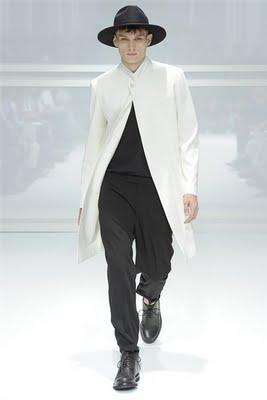 A Parigi sfila l'uomo per la P/E 2012 A Parigi sfila l'uomo per la P/E 2012