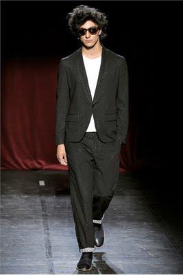 A Parigi sfila l'uomo per la P/E 2012 A Parigi sfila l'uomo per la P/E 2012