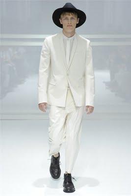 A Parigi sfila l'uomo per la P/E 2012 A Parigi sfila l'uomo per la P/E 2012