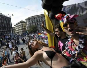 Gay Pride con sindaco e Luxuria de Magistris balla Ymca