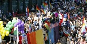 Milano, sfila il Gaypride “Anche noi vogliamo il matrimonio”