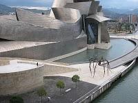 Luz de titanio brilla sobre Bilbao