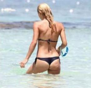 Michelle Hunziker è ancora un belvedere con la cellulite sul sedere