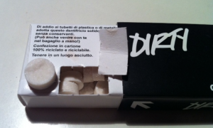 Quasiminimalismo e i liquidi del bagaglio a mano: il dentifricio solido Lush