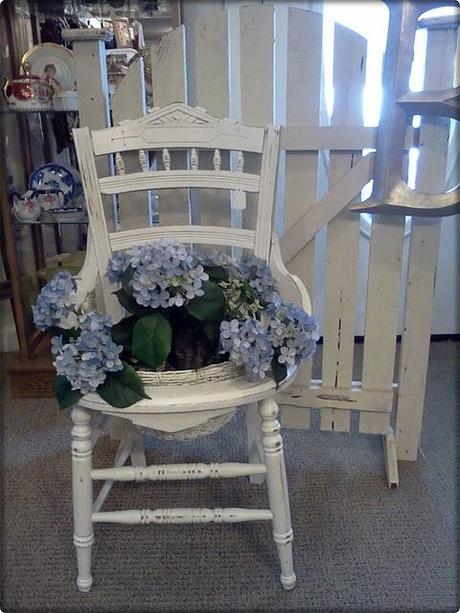 Shabby chic on Friday: the charme of chair...