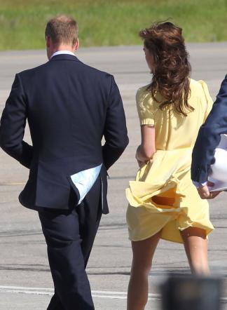 Kate Middleton e il colpo di vento che lascia intravedere il sedere