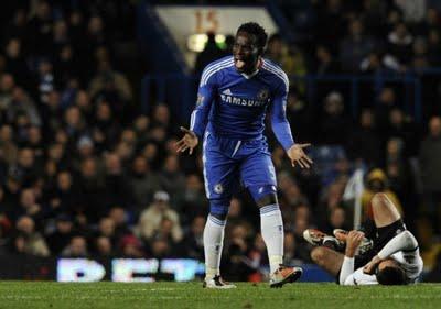 Essien rischia la carriera, terribile infortunio al ginocchio per il mediano del Chelsea