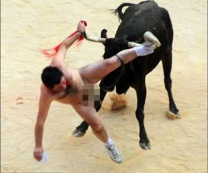 Uomo nudo incornato dal Toro a Pamplona