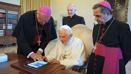 FOTO: Il Papa e iPad