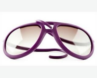 La moda è di plastica. La moda è di plastica.