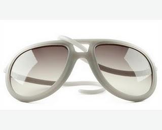 La moda è di plastica. La moda è di plastica.