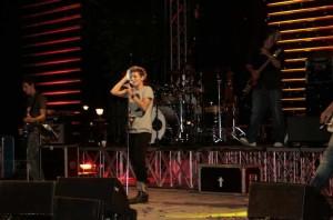 Emma Marrone colpita sul palco: urge medicazione Emma Marrone colpita sul palco: urge medicazione