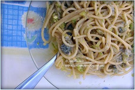 Spaghetti rapidi con riccioli di zucchina e crescenza pasta zucchine e formaggio