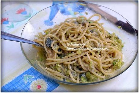 Spaghetti rapidi con riccioli di zucchina e crescenza pasta zucchine e formaggio
