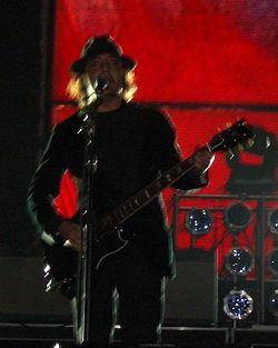 http://upload.wikimedia.org/wikipedia/commons/thumb/3/3a/Daron_Malakian_-_System_of_a_Down.jpg/250px-Daron_Malakian_-_System_of_a_Down.jpg